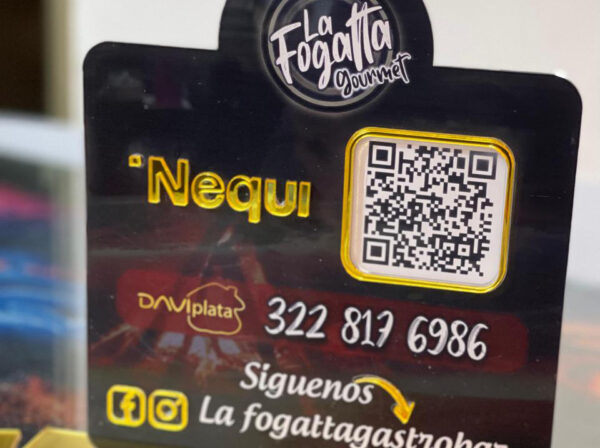 Habladores en acrílico con QR